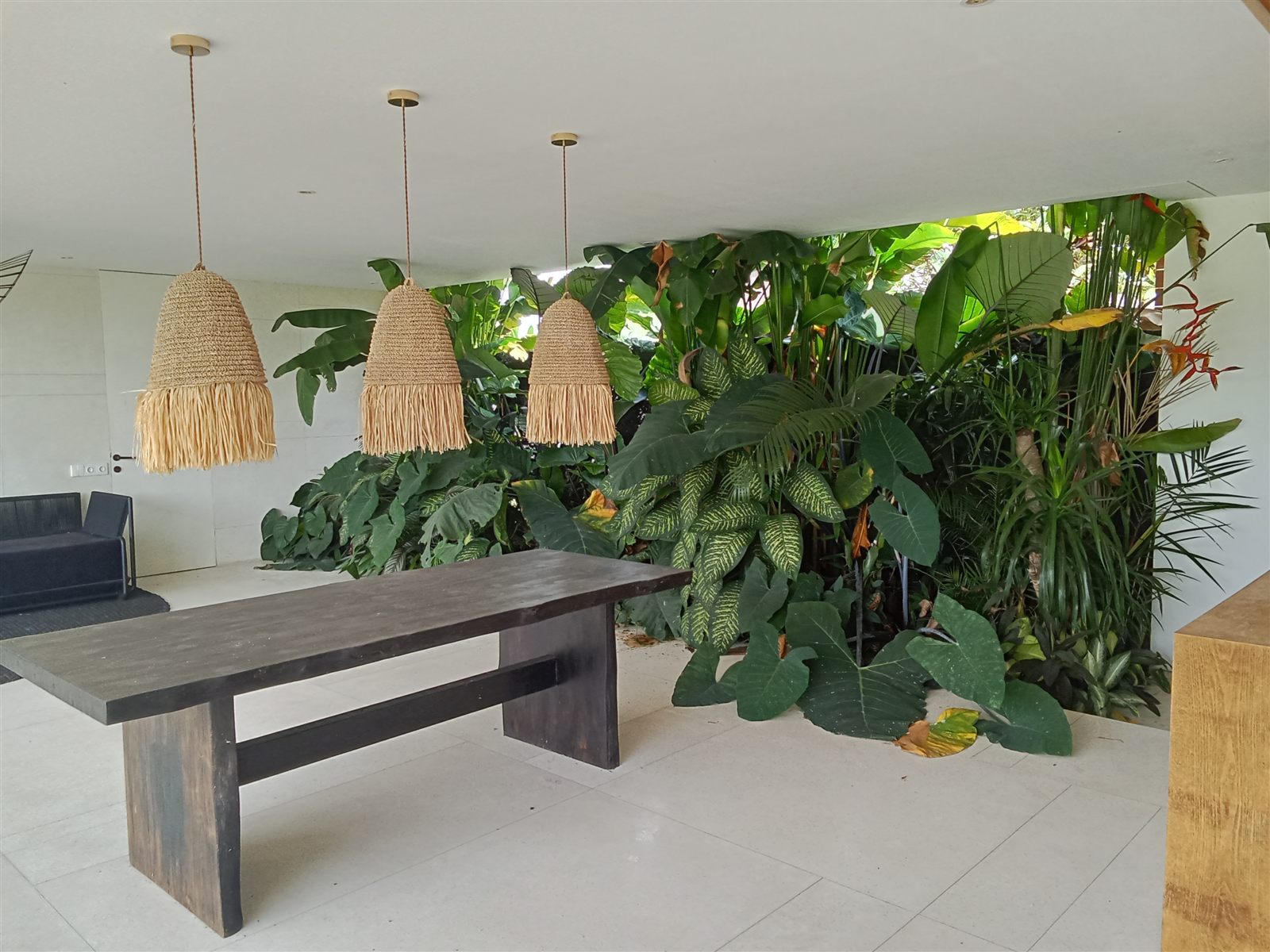 Taman Semi-Indoor & Dinding Hijau Tropis